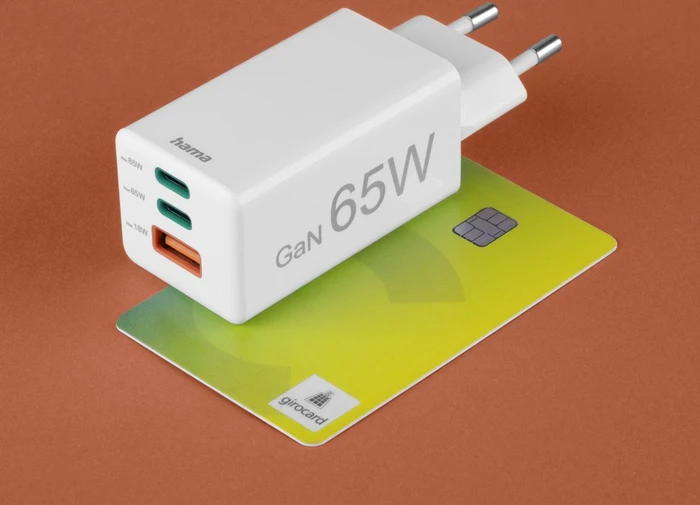 Hama Schnellladegerät GaN 2x USB-C 1x USB-A Mini-Ladegerät PD 65W weiß
