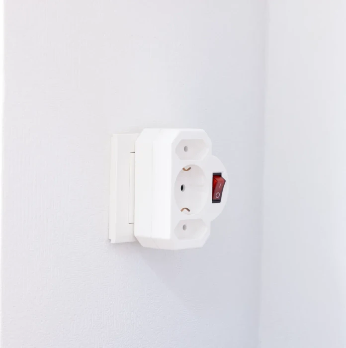 REV Ritter Adapterstecker mit Schalter, 3-fach, 2x Euro, 1x Schuko, weiß