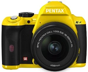 Pentax K-r gelb mit Objektiv smc DA L 18-55mm 3.5-5.6 AL