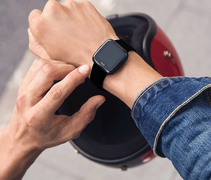 Fitbit Versa Aktivitäts-Tracker black/black aluminium