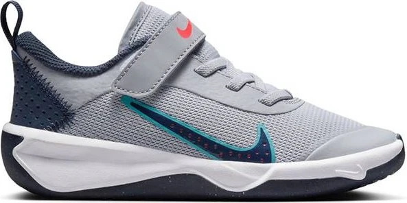 Nike Omni Multi-Court wolf grey/bright crimson/dusty cactus/thunder blue (Junior)
