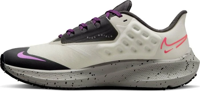 Nike Air Zoom Pegasus 39 Shield light bone/cobblestone/dark smoke grey/vivid purple (Damen)