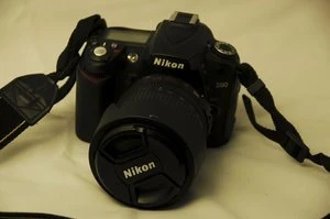 Nikon D90 mit Objektiv AF-S DX 18-105mm 3.5-5.6 G ED VR und EN-EL3e Li-Ionen-Akku
