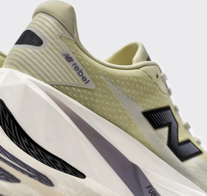 New Balance FuelCell Rebel v5 pistachio butter/digital mist (Herren)