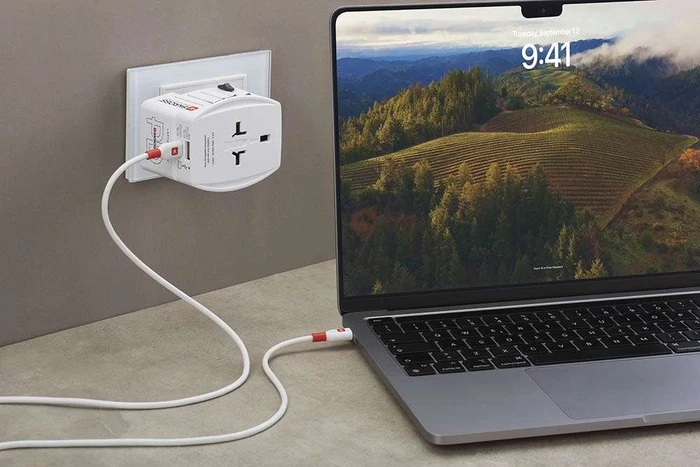 Skross World Travel Adapter MUV USB AC30PD, 1x USB-A, 1x USB-C, weiß