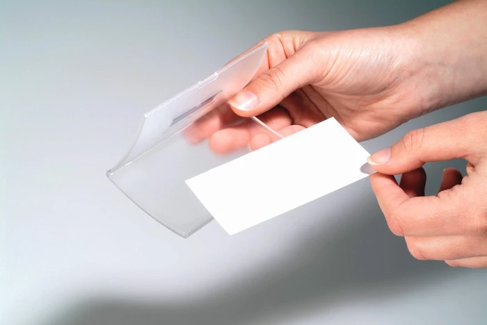 Durable Click Fold Namensschild mit Magnet, 4x7.5cm, transparent, 10 Stück (821219) – Bild 7