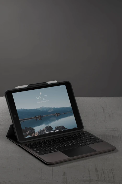 UAG Rugged Bluetooth Keyboard with Trackpad für iPad 7/iPad 8/iPad 9, schwarz, DE