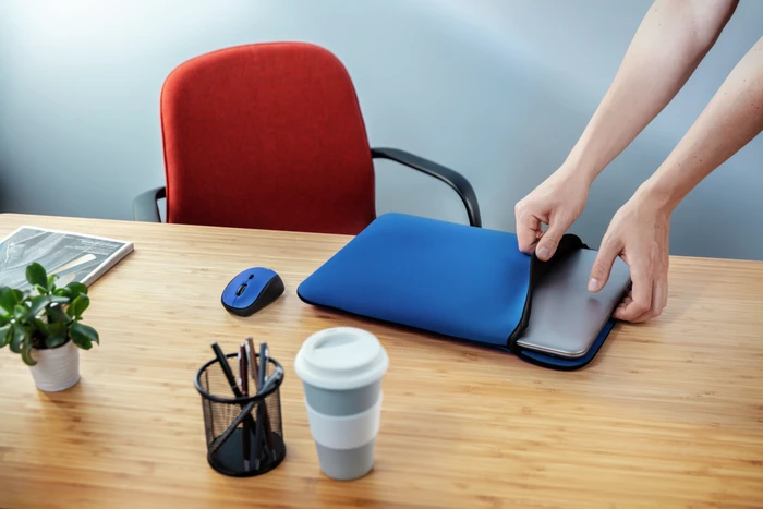 Trust Yvo Wireless Mouse Set mit Wendehülle für 15.6" Laptops, blau, USB