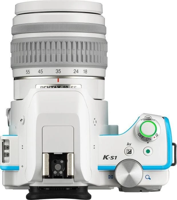 Pentax K-S1 weiß/blau mit Objektiv smc DA L 18-55mm 3.5-5.6 AL