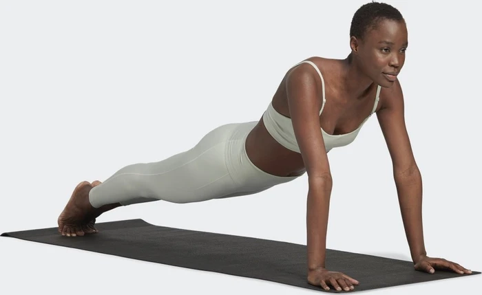 adidas Yoga Studio Light-Support Sport-BH linen green/carbon (Damen)