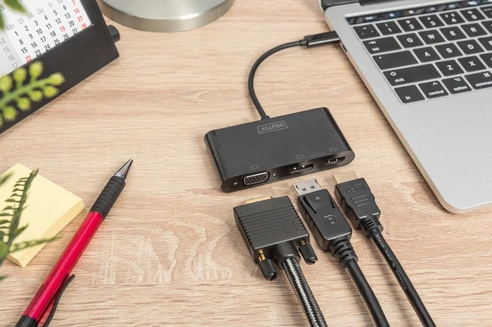 Digitus USB-C 3in1 Triple Monitor Adapter, USB-C auf HDMI/DisplayPort/VGA, schwarz