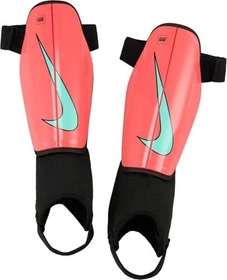 Nike Charge Schienbeinschützer ember glow/black/aurora green (Junior)