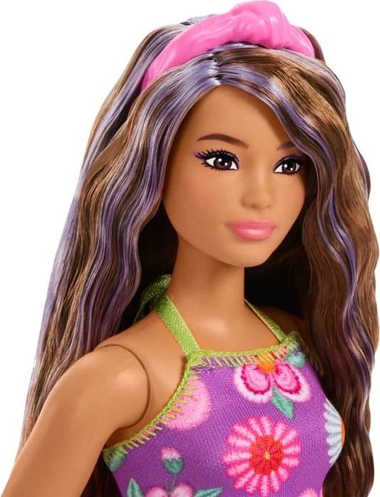 Mattel Barbie - Fashionistas Barbie in einem Neckholder-Kleid mit Blumenmuster, mit braunem Haar mit violetten Strähnchen
