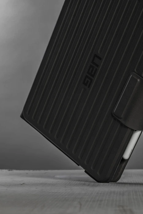 UAG Rugged Bluetooth Keyboard with Trackpad für iPad 7/iPad 8/iPad 9, schwarz, DE
