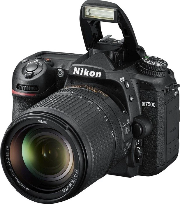 Nikon D7500 mit Objektiv AF-S DX 18-140mm 3.5-5.6 G ED VR
