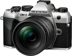 OM System OM-5 Mark II silber mit Objektiv M.Zuiko digital ED 12-45mm 4.0 PRO