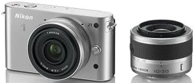 Nikon 1 J1 silber mit Objektiv 1 NIKKOR 10-30mm 3.5-5.6 VR und 1 NIKKOR 10mm 2.8