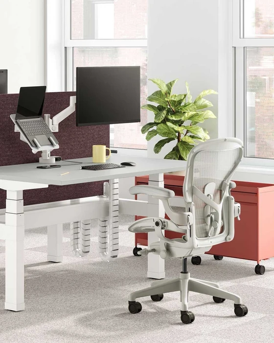 Herman Miller Aeron remastered Bürostuhl, Mineral grau, Größe B, Armlehnen Vinyl, Fußkreuz/Mechanik Alu-matt