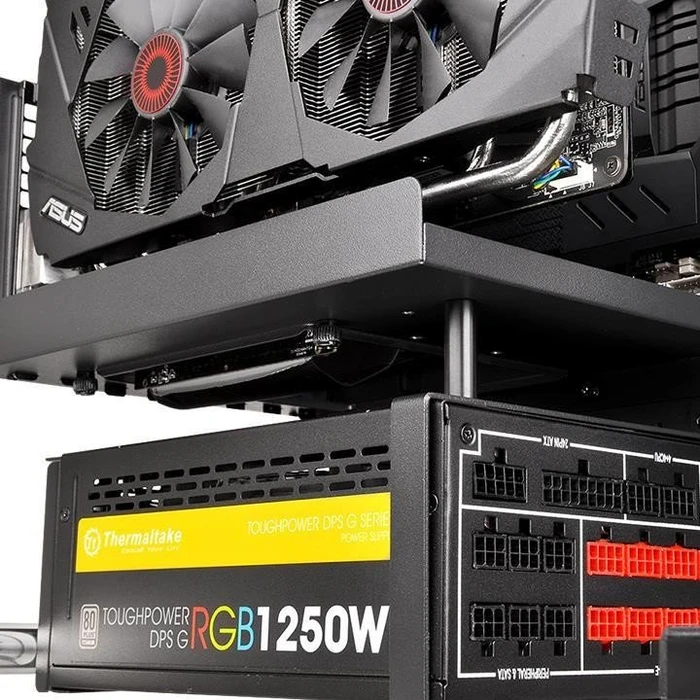 Thermaltake Core P3 Tempered Glass Curved Edition schwarz, Glasfenster