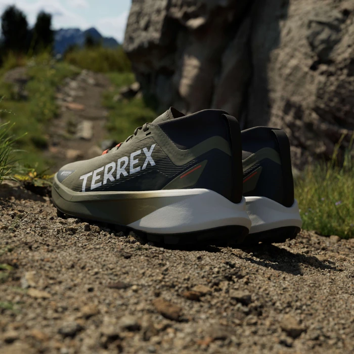 adidas Terrex Agravic GTX olive strata/cloud white/semi impact orange (Herren)