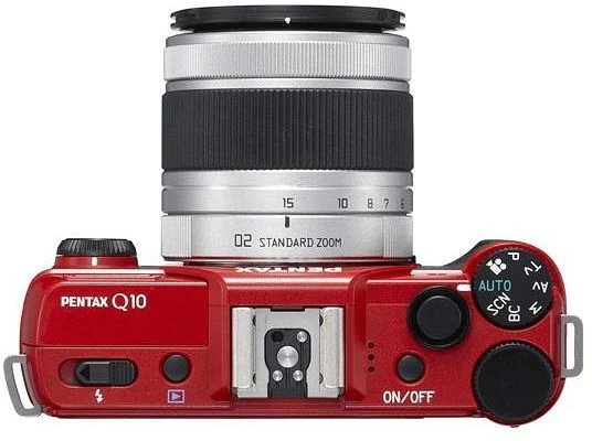 Pentax Q10 rot mit Objektiv Q 02 Standard Zoom 5-15mm 2.8-4.5 AL