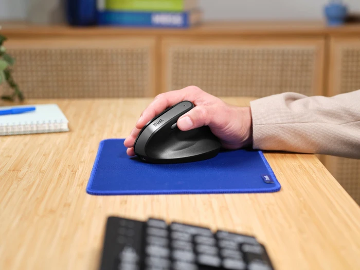 Trust Yuno Ergonomic Wireless Mouse schwarz, USB