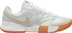 Nike NikeCourt Lite 4 white/summit white/linen/light orewood brown (Herren)