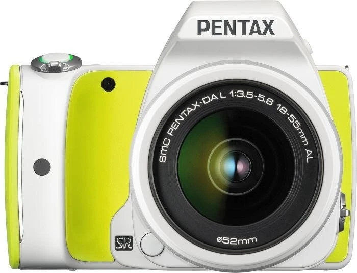 Pentax K-S1 weiß/gelb mit Objektiv smc DA L 18-55mm 3.5-5.6 AL