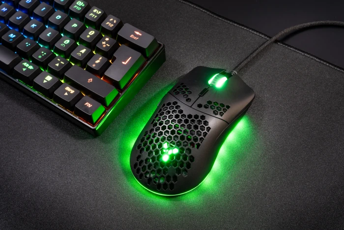 ISY IGM-4000-BK Ultralight RGB Gaming Maus schwarz, USB