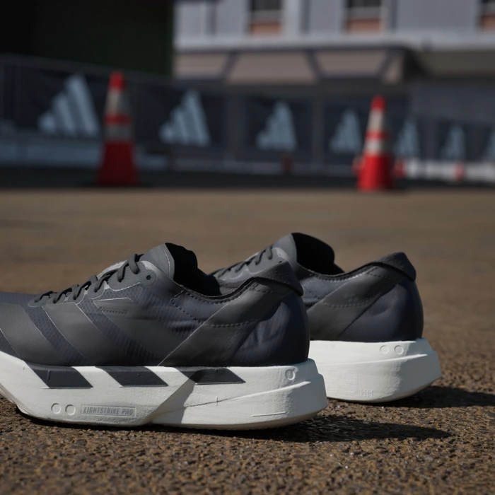 adidas Adizero Adios Pro 4 core black/grey five (Damen)