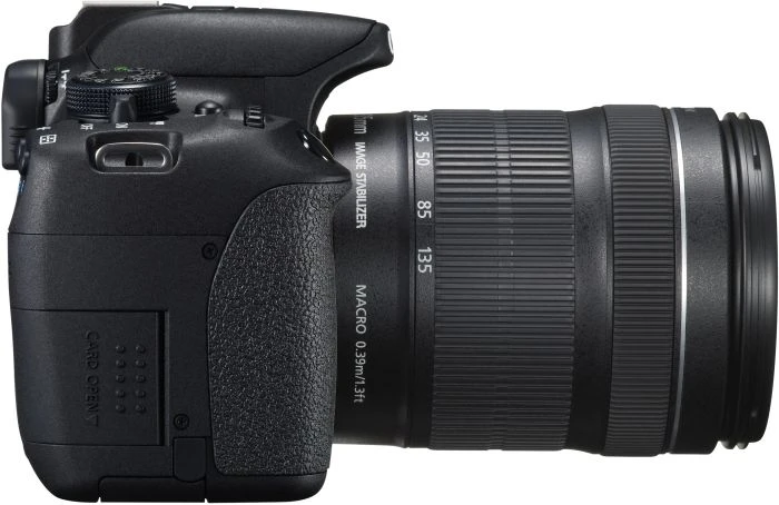 Canon EOS 700D mit Objektiv EF-S 18-135mm 3.5-5.6 IS STM
