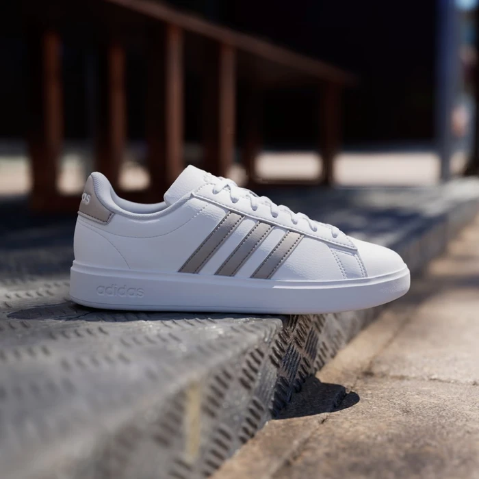 adidas Grand Court Cloudfoam Lifestyle Court Comfort cloud white/platinum metallic (Damen)