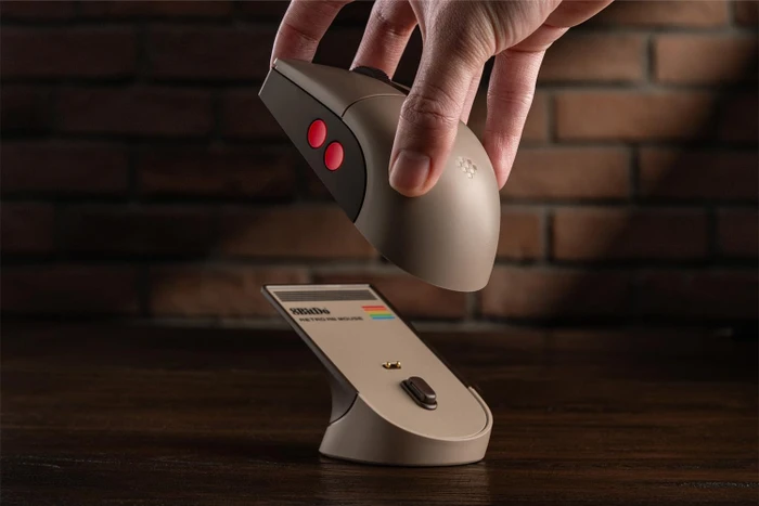 8BitDo Retro R8 Mouse mit Ladestation, C64 Edition, beige, USB/Bluetooth
