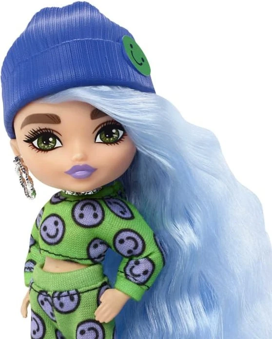 Mattel Barbie - Extra Minis Puppe trägt 2-teilige Mode mit Emoji-Druck