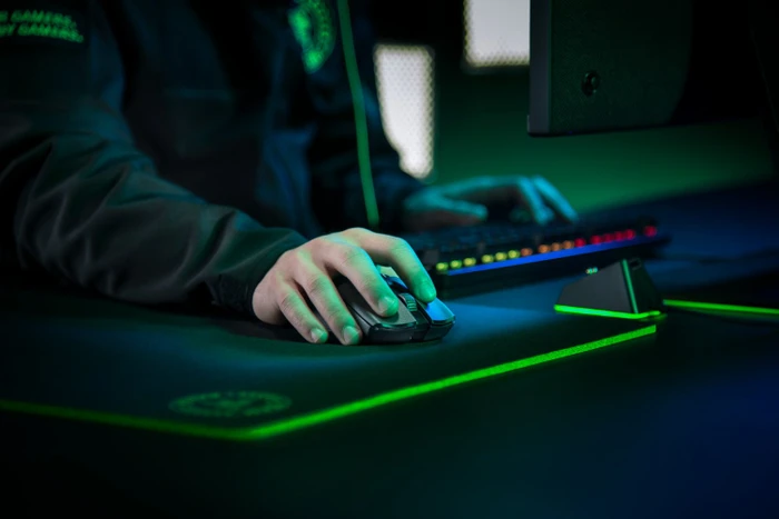 Razer Viper Ultimate mit Ladestation, Classic schwarz, USB