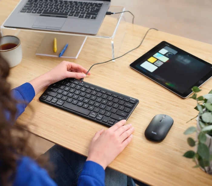 Trust Lyra Compact Wireless Keyboard, schwarz, USB/Bluetooth, DE