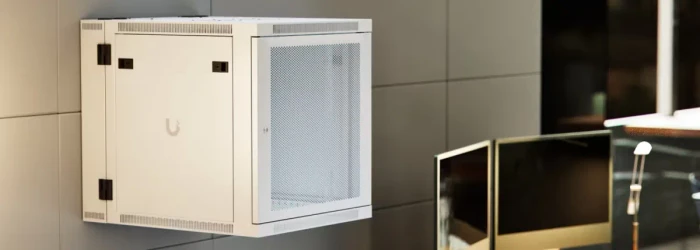 Ubiquiti 12U Rack Cabinet, 19" Wandgehäuse 12HE, Gitternetztür, weiß, 703mm tief
