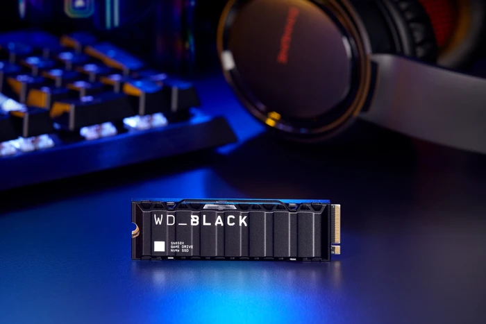 Western Digital WD_BLACK SN850X NVMe SSD 2TB, M.2 2280 / M-Key / PCIe 4.0 x4, Kühlkörper