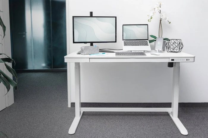 Digitus elektrisch höhenverstellbarer Sitz-Steh-Schreibtisch mit USB-Ladestation 120x60cm weiß/weiß