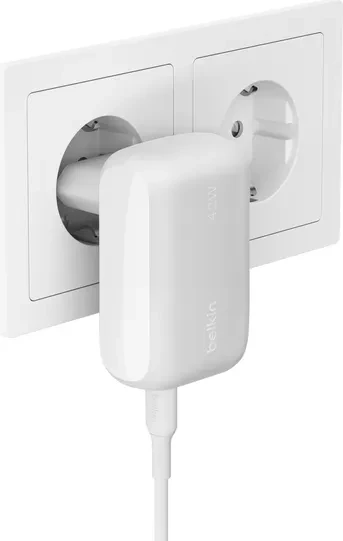 Belkin BoostCharge Ladegerät mit zwei Anschlüssen (42W) weiß