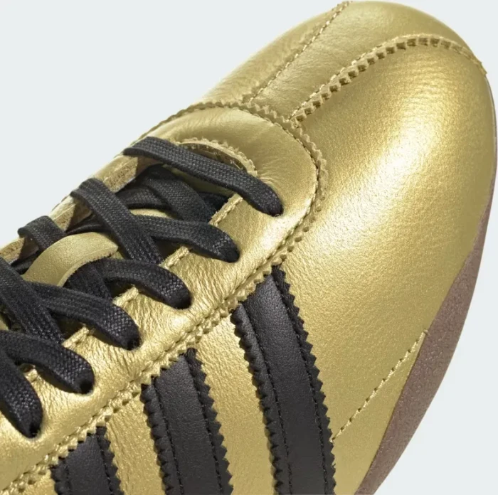 adidas Tokyo gold metallic/core black/preloved bronze (Damen)