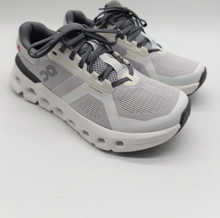 On Cloudrunner 2 (Damen)