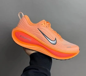 Nike Vomero Plus orange pulse/hot lava/total orange/black (Herren)