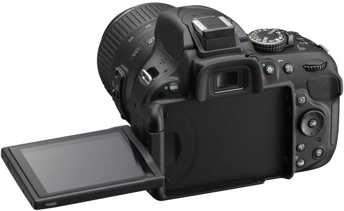 Nikon D5200 schwarz mit Objektiv AF-S DX 18-140mm 3.5-5.6 G ED VR