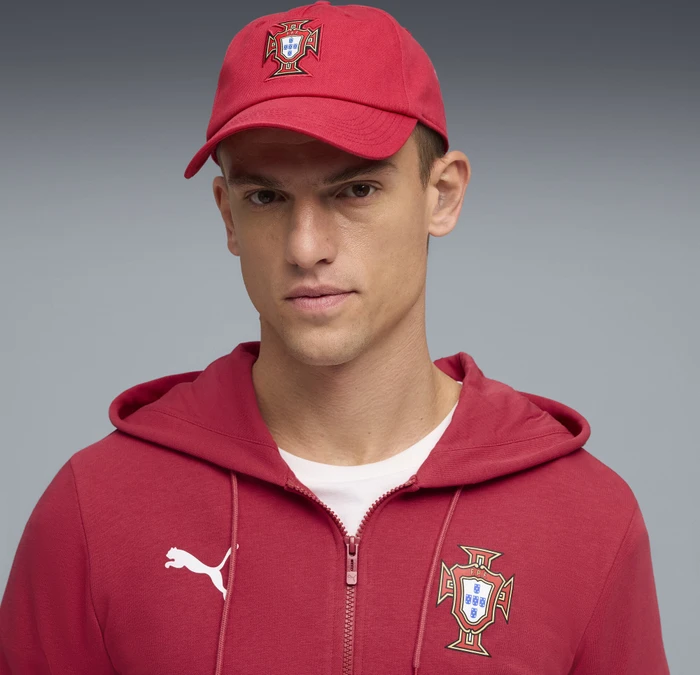 Puma FIFA WM 2026 Portugal Essentials Kappe club red/green lagoon (Herren)