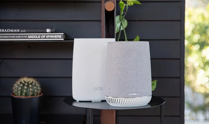 Netgear Orbi Voice RBK50V, Router und Repeater/Lautsprecher Set, 2er-Bundle