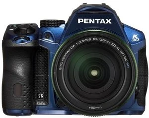 Pentax K-30 blau mit Objektiv smc DA 18-135mm 3.5-5.6 ED AL IF DC WR