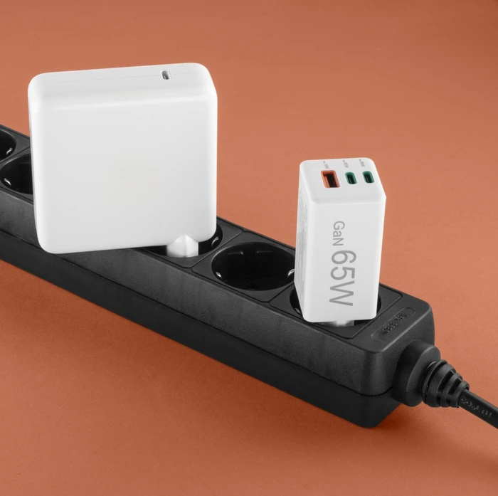 Hama Schnellladegerät GaN 2x USB-C 1x USB-A Mini-Ladegerät PD 65W weiß