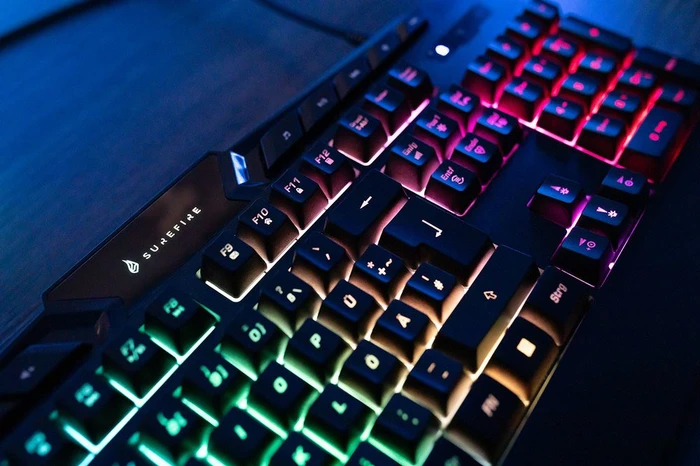 Verbatim SureFire KingPin RGB Gaming Keyboard, LEDs RGB, schwarz, USB, IT