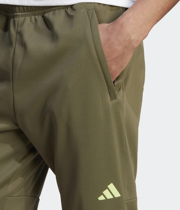 adidas Train Essentials Seasonal Woven Trainingshose lang olive strata/pulse lime (Herren)